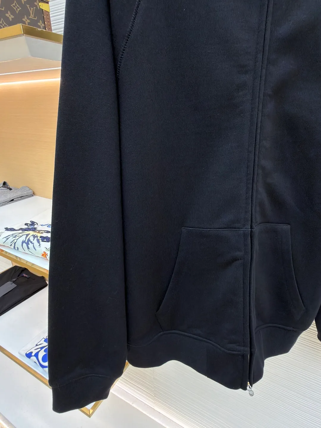 Chrome Hearts solid color hooded embroidered letter sweatshirt ●Original version: purchased and developed by 22939 ●Item number: 1682378-B15 ●Fabric: combed cotton fabric ●Technology: embroidery production ●Color: black ●Version: loose fit ●Weight: about 885 grams ●Size: S-M-L ●Description: This Crow Heart solid color hooded embroidered sweatshirt is made of 420g heavyweight pure cotton terry fabric. It has been processed by enzyme washing process. The fabric is soft and skin-friendly and not easy to deform and pill. It is also pre-shrunk and the size is stable after washing. The body is designed with raglan sleeves, which is ergonomically designed and allows movement without any restriction. The hooded part has a built-in double-layer drawstring, and the rope head is made of metal, which is thick and wear-resistant. The front placket uses a YKK customized zipper, which is smooth and easy to pull and has strong oxidation resistance. The letter logo on the chest adopts imported embroidery technology, using high-gloss embroidery thread, with a stitch density of 15 stitches/cm, and the pattern is three-dimensional and clear without skipping lines. The kangaroo pocket is cut in one piece, and the edges are reinforced with double-needle stitching. The ribbed fabric on the cuffs and hem is custom-woven and high-elastic, which will not loosen after long-term wear. The overall seams are combined with flat stitching and overlocking. The details show the brand's hard-core craftsmanship and street style. The overall wiring is straight and delicate, the fabric is comfortable and soft, and the color is consistent without color difference. It can be matched with the same style to create a fashionable look and control various occasions. Customized accessories, complete with three standards, same style for men and women!